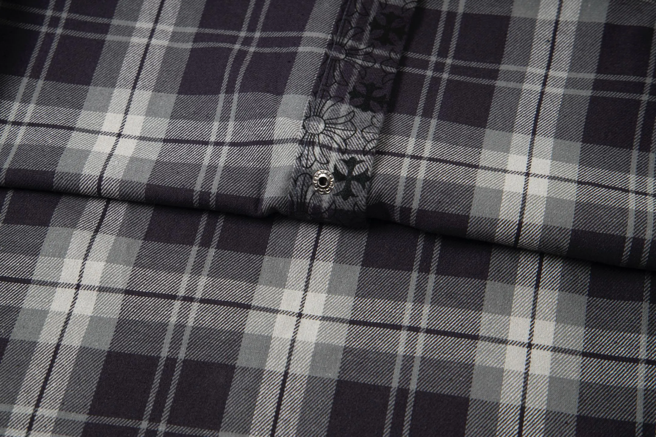 P230 Style number: G008 Chrome Hearts classic cashew flower cross all-over printed jacquard long-sleeved top casual shirt for couples 1️⃣Customized original jacquard fabric, high-quality pure cotton jacquard plaid fabric, soft and comfortable to the touch, a very high-quality fabric! 2️⃣The details of the workmanship are perfectly controlled. The lining is made of vest hemming, and the cuffs are made of double cross leather labels. It is different from the ordinary version. The collar is also designed with interlining, which shows high-end fashion and personality. The style is fashionable, simple and elegant, and it is a very versatile jacket! 4⃣️Complete accessories, all customized with original versions! Same style for men and women Color: cashew black Size: S, M, L, XL